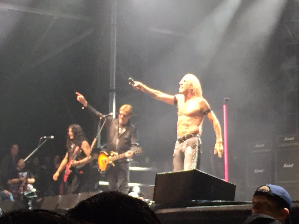 STaylorOfficial's tweet photo. Thank you @TwistedSisterNY @deesnider for making my first and last time seeing TS amazing. WHAT A SHOW! #SMFForLife @therockcarnival 💗🎶 https://t.co/JRAv9La2TY