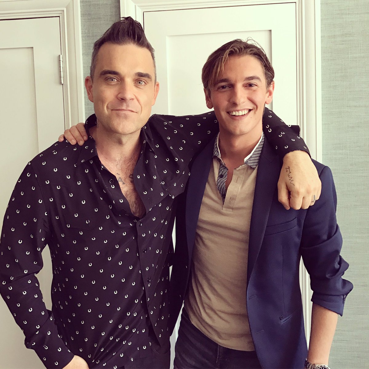 xavimartinez's tweet photo. Fusión de energías. Cuando eso sucede, eres consciente de lo maravilloso que está siendo el camino. Muy pronto: #realRobbie @robbiewilliams https://t.co/gpJR2mLsqm