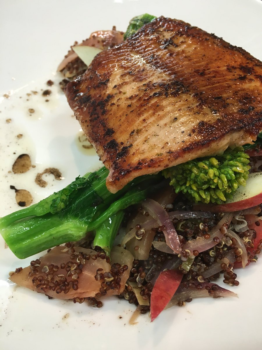 JimByersTravel's tweet photo. Awesome food all over #Ontario. Try @BruceWineBar &amp; @AndrewRoots and @Flying_Spatula in Grey County. #loveONTfood #visitgrey #DiscoverON https://t.co/slB6pV7wGC