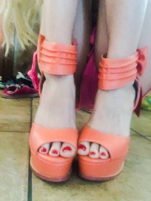 One of my favorite things ever, NEW SHOES~! 💕💗 if you want to spoil me with something...https://t.co/C61O6QaNQ6<a href="/tag/sohappy"class="tags"><span>#sohappy</span></a><a href="/tag/bracefacenomore"class="tags"><span>#bracefacenomore</span></a>
