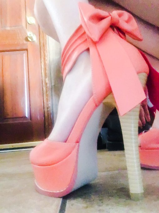 One of my favorite things ever, NEW SHOES~! 💕💗 if you want to spoil me with something...https://t.co/C61O6QaNQ6<a href="/tag/sohappy"class="tags"><span>#sohappy</span></a><a href="/tag/bracefacenomore"class="tags"><span>#bracefacenomore</span></a>
