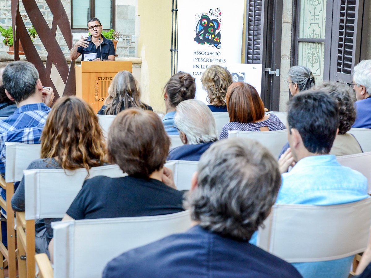 EscriptorsAELC's tweet photo. Manifest per la visibilitat dels traductors
+1700 adhesions, i continua!
#Dit2016 #traducció
https://t.co/o7MNyYavi7 https://t.co/5evbvRaJz4