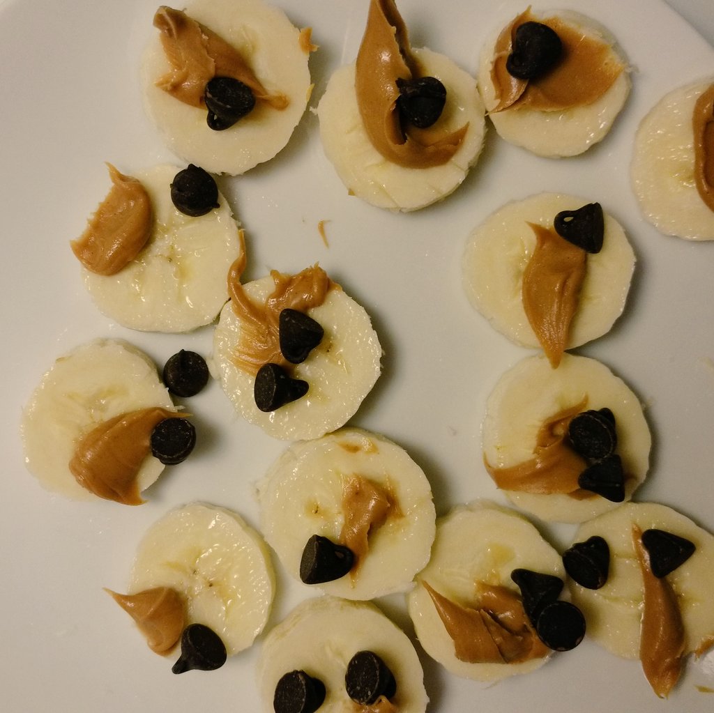 dailybreadpix's tweet photo. Snack: pb &amp; chocolate chips on slices of banana https://t.co/iaWzl0LMyO