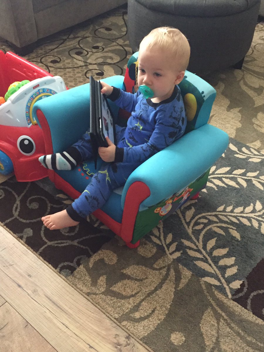 MeganCanary's tweet photo. Chair: ✔️IPad: ✔️Sesame Street:✔️ Pacifier: ✔️Getting waited on hand and foot by mom: PRICELESS https://t.co/vCbjUOCial