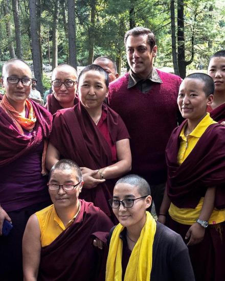 SalmanKFC_'s tweet photo. #Tubelight diaries this picture of @BeingSalmanKhan with monks in manali is unmissable #SalmanKhan https://t.co/n1jRvyckfq