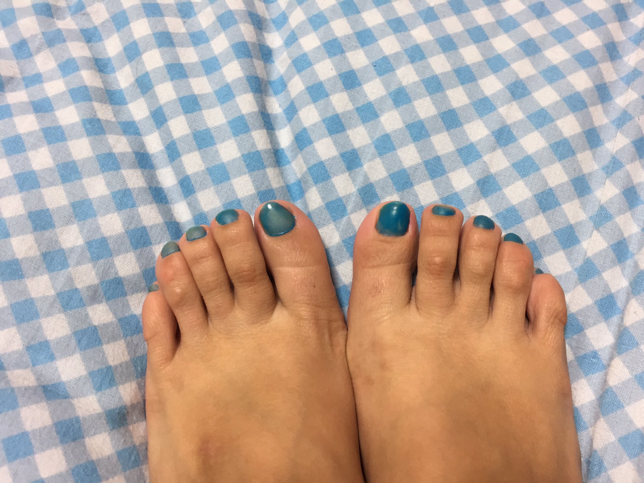 さき フットネイルに試しで暗闇で光るネイルしてみた キャンドゥで購入したパウダーをトップコートに混ぜて塗ってみたよー だから色ムラが出てしまった ハロウィンネイルに使ったら面白いかも 写メ分かるかなー ほぼ100均ネイル セルフネイル