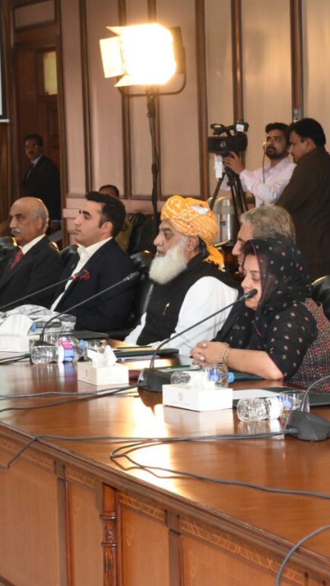 SyedIHusain's tweet photo. Seat next to @BBhuttoZardari should've kept empty :) https://t.co/o0VBE33q0E