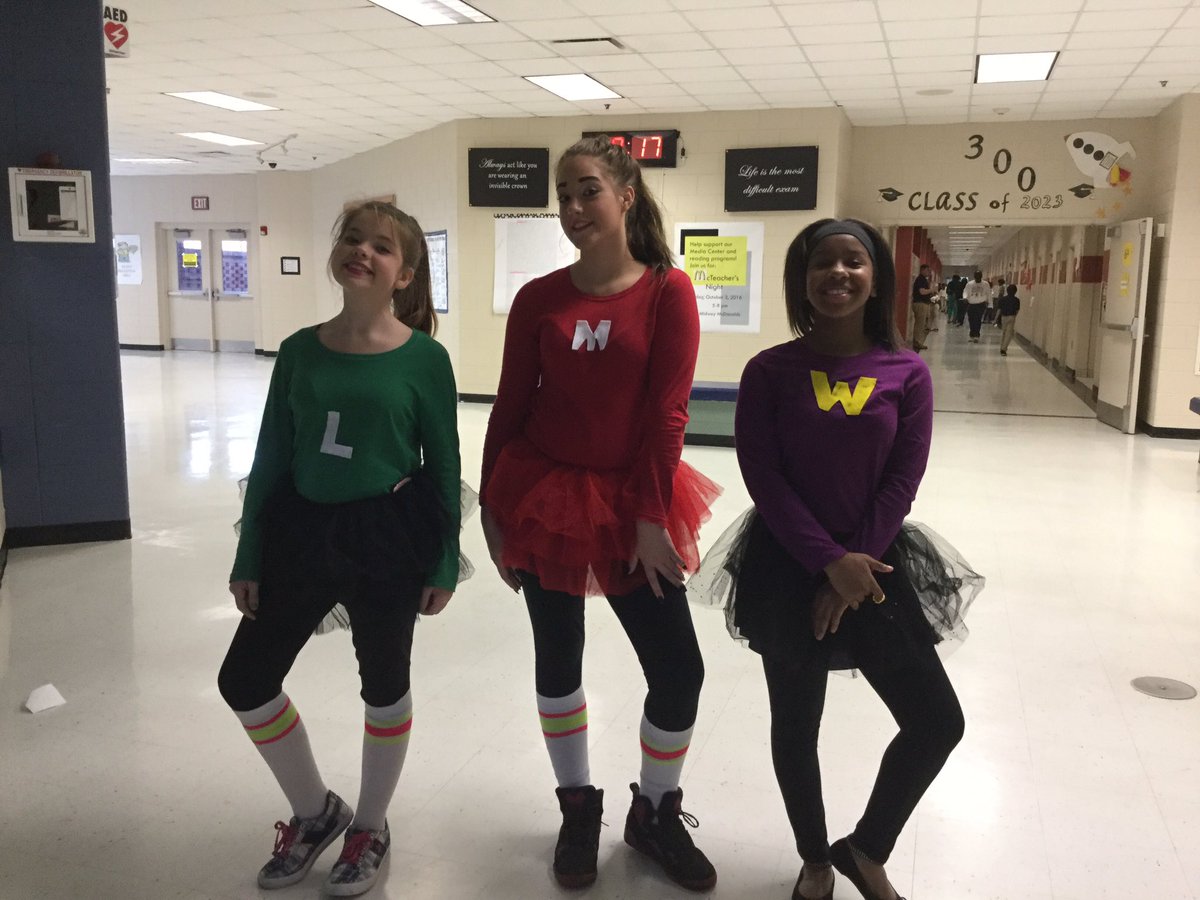 PrincipalFraz's tweet photo. #MMSHomecoming week-Twin DAY at MMS! https://t.co/AoWRoreiG3
