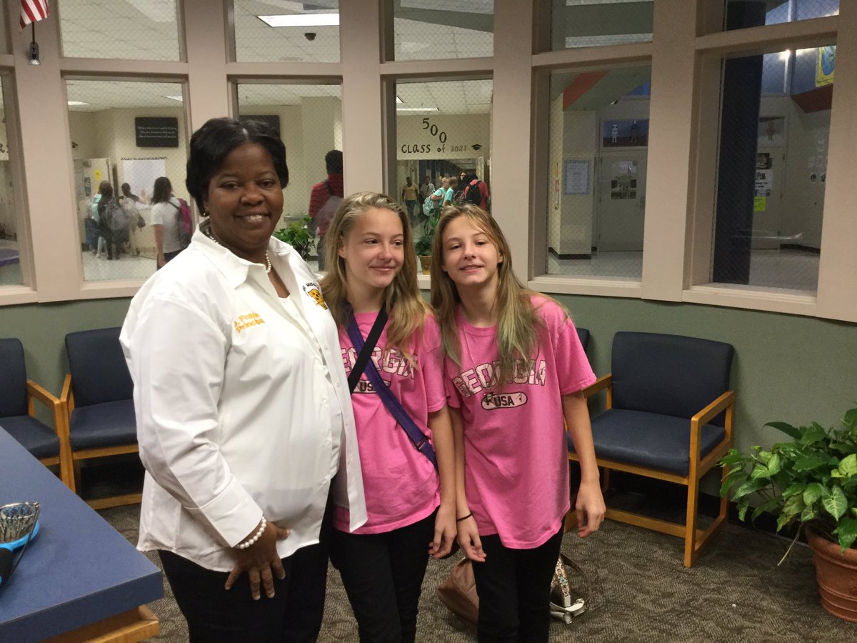 PrincipalFraz's tweet photo. #MMSHomecoming week-Twin DAY at MMS! https://t.co/AoWRoreiG3