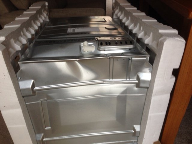 mikedickons's tweet photo. @curryspcworld - ripping off pensioners with damaged ovens. Refusing to refund even though the Bosch rep said it looks like forklift damage! https://t.co/8dJ0yn9HB7