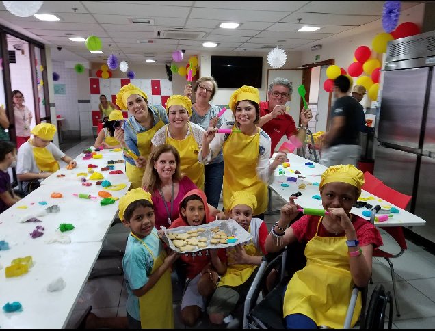 CasaRonaldRJ's tweet photo. Tarde de muita diversão e biscoitos!
#ProjetoConfeiteirinhos #SuperChef2016 #MestresCucas #Sorrisos #CasaRonaldRJ https://t.co/tBcuLf7Nws