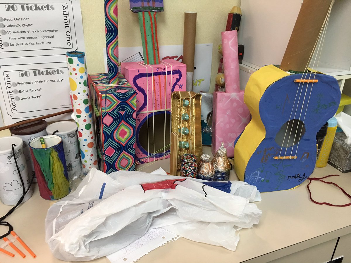 kt_techr's tweet image. Second Graders learning about sound energy.#dweeagles #homemadeinstruments