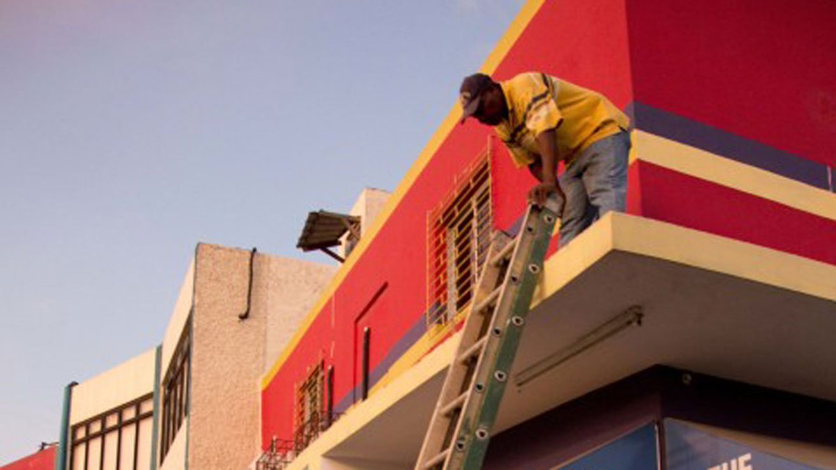 VIEW PHOTOS: Kingston, #Jamaica, is in path of #HurricaneMatthew bit.ly/2dzm8A4?utm_me… https://t.co/t32vIil6ZS