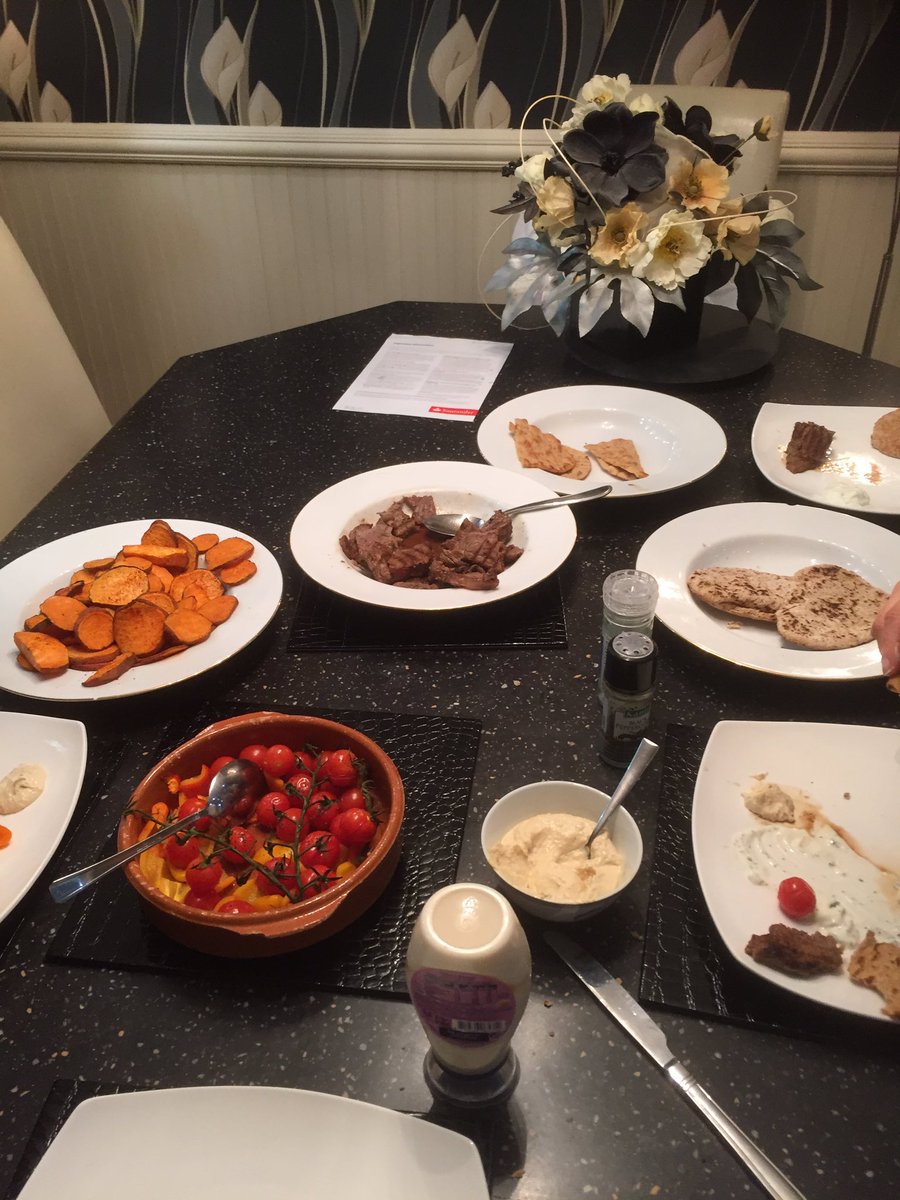 Nutrimate1827's tweet photo. Sweet potato roasted vine toms/sweet peppers sirloin medallions pittas flatbreads houmous tzatziki #rustledup #hungrymouths devoured ๐ https://t.co/zGuPWmnhZZ