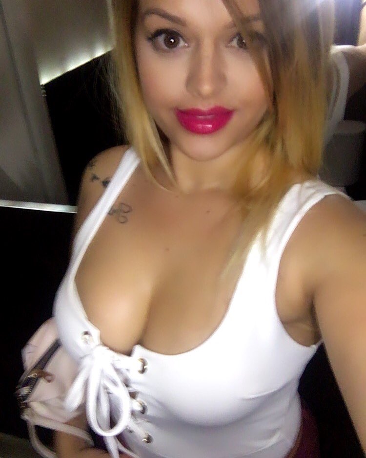 encarni_m's tweet photo. Blondes really do have more fun 💋 https://t.co/KUqkBaQ5JU