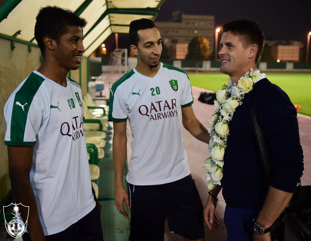 ALAHLI_FC's tweet photo. صور وصول مدرب الفريق الكروي الأول السويسري كريستيان جروس إلى مقر النادي #الاهلي . https://t.co/1KZPOfDGlg