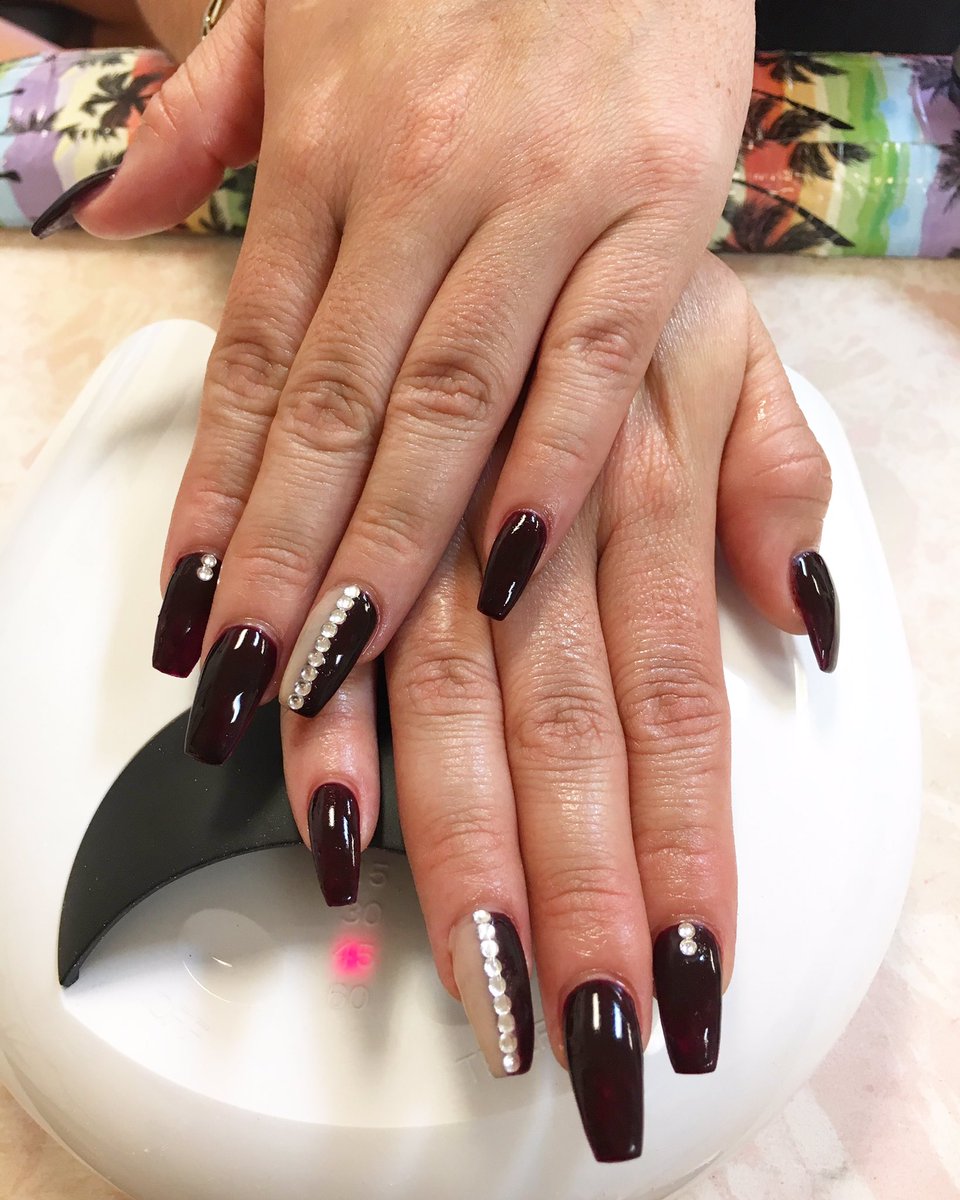 bea_xoxo's tweet photo. This Transformation as much needed but 4 weeks no lifting and all rhinestones still on 💅🏻💁🏻 #nailtech #coffinnails#4weeksout https://t.co/L2ApHxJQyx