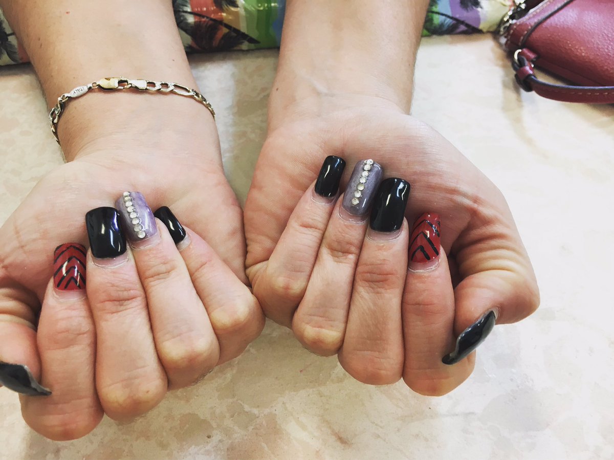 bea_xoxo's tweet photo. This Transformation as much needed but 4 weeks no lifting and all rhinestones still on 💅🏻💁🏻 #nailtech #coffinnails#4weeksout https://t.co/L2ApHxJQyx