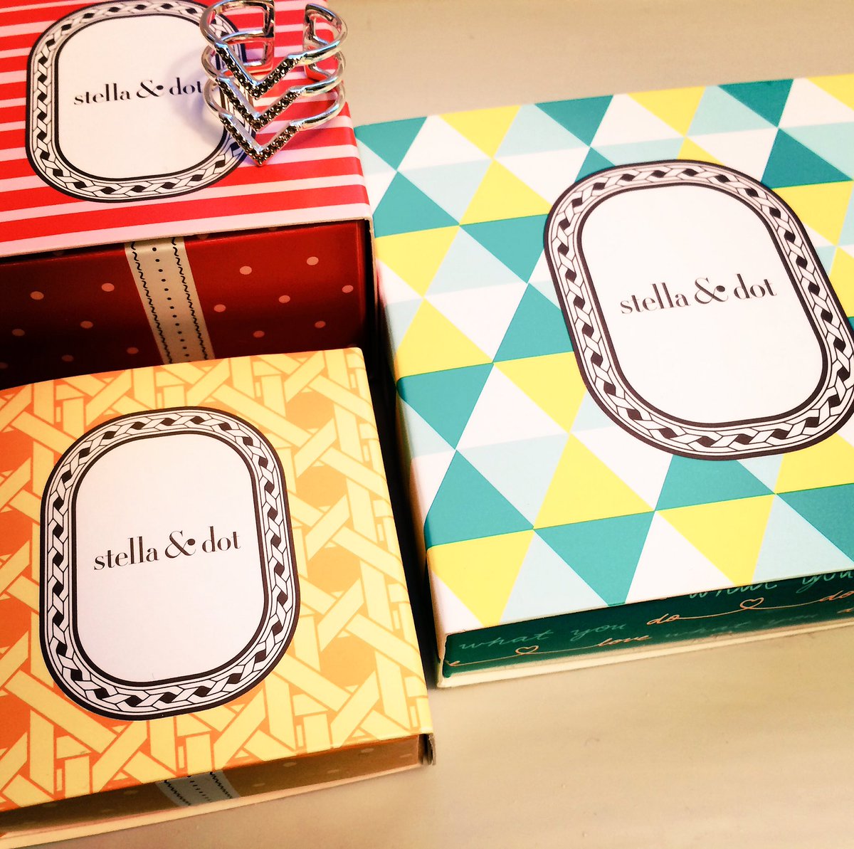 Mem_Stationery's tweet image. Love my birthday treats from @StelladotUK 💗#birthdaypresents #luckyme #fancypackaging