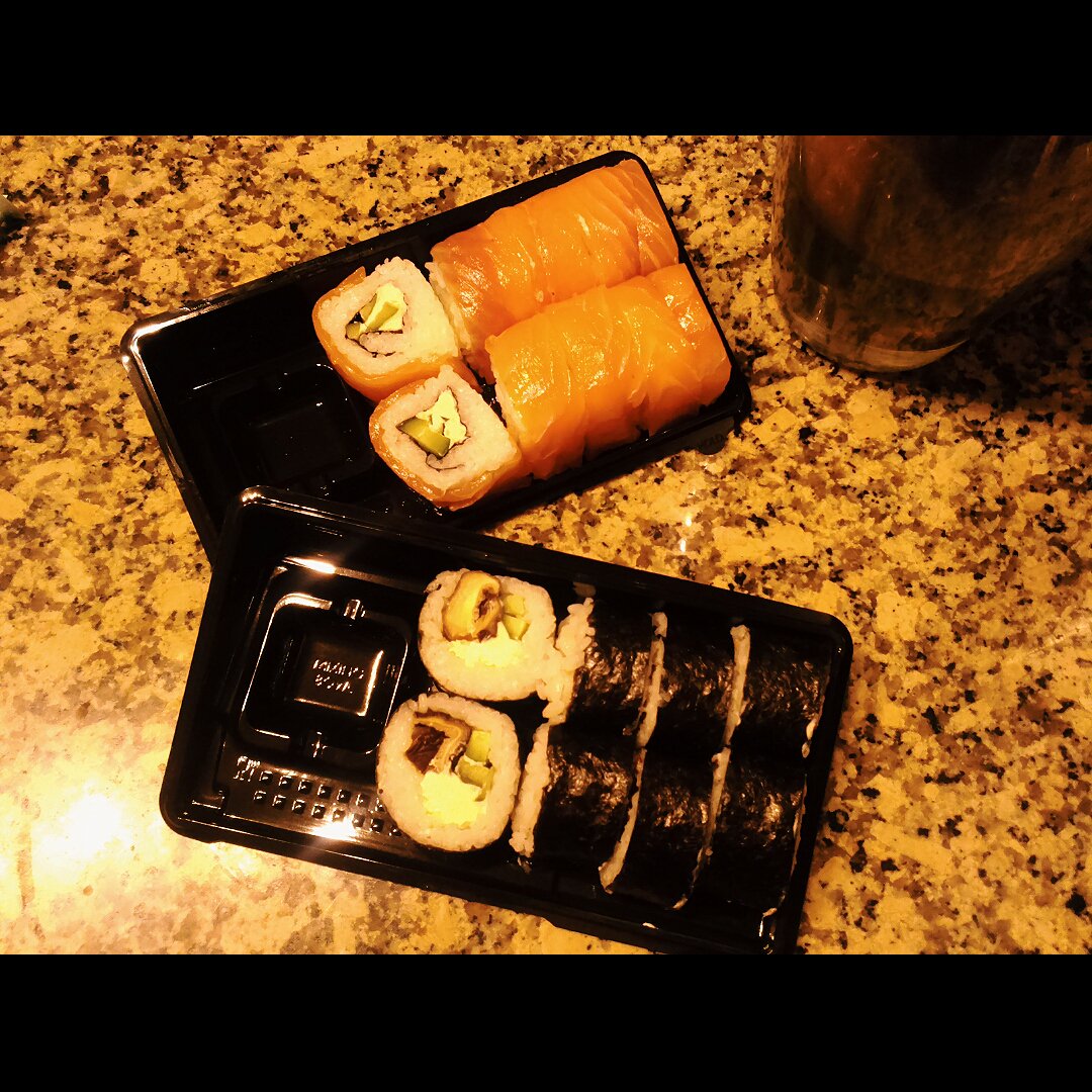 Спасибо папе за роллы 💕🍱
