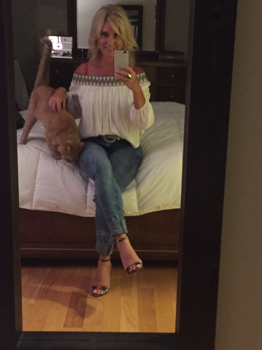 Hillary_Doucet's tweet image. This is Ginger's idea of cuddling! The orange cat you can barely get near lol #orangecats #nocuddles #loveheranyway