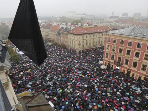 Thousands of women across Poland refuse to work in all-out strike against abortion ban ind.pn/2dpO5Zw