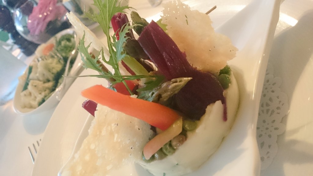 ChefJaromin's tweet photo. Wow. Delicious food @AntoineMinelli and the team 😋 #vegetarian cally with baby vege and black sole 😁 size of that fish🐠! @McKennasGuides 🐙🌊 https://t.co/RSHeH23gGB