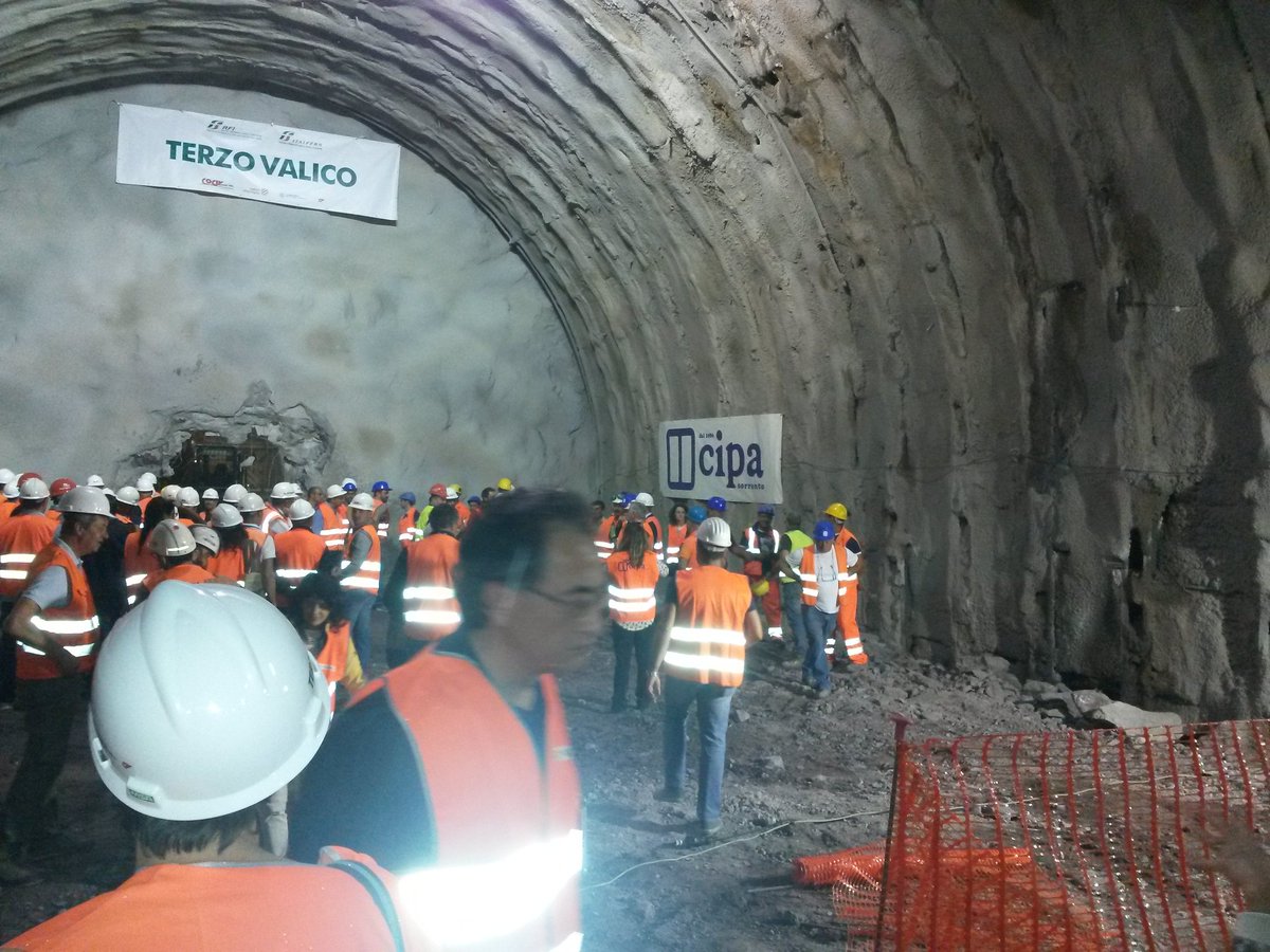 Imgeco's tweet photo. #cipa #tunnelling #genova #terzovalico terminato scavo galleria viabilità erzelli #genova. Congratulazioni! Sempre emozionante. https://t.co/NkZAMDUZES
