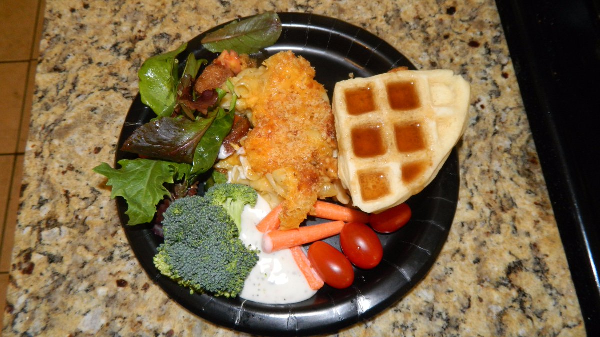 iAmLeeahD's tweet photo. #Homemade #organic and fresh, #macroniandcheese with homemade bread crumbs and my chicken and waffles #chickenand waffles #cookin4reel https://t.co/2abodt5JID