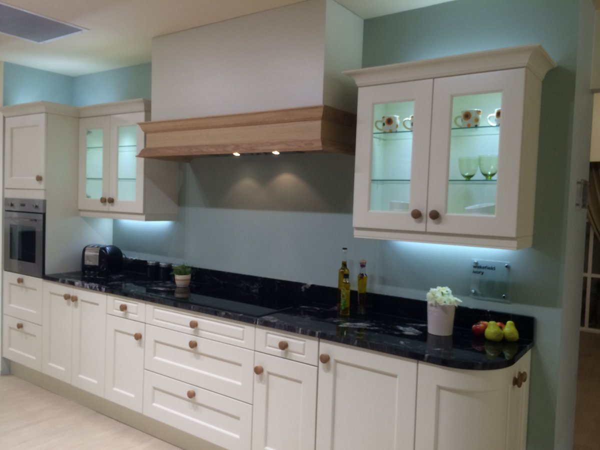 MidUlsterInt's tweet image. One of many doors and colours that are available in our showroom. Call in to see for yourself #bespoke #handmade #kitchens #painted #MUI
