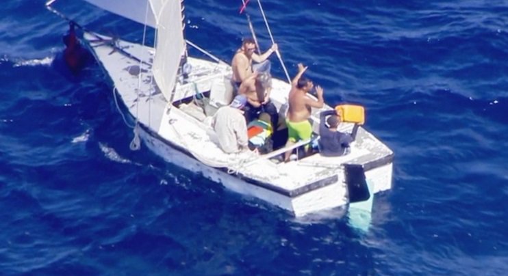 Authorities spot a group of men in a suspicious vessel off Elliott Key bit.ly/2dqmMy4?utm_me… https://t.co/o4w3gvSgkB