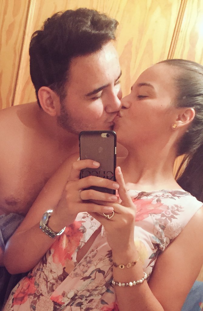 13Picon's tweet photo. Jajaja😂 para matarte 🙄😑😒@Blanco13Daniel Gracias por todo mi chiquii🙈💑 Me encanta mi espejitooo👏🏻😁😍💍 Te amo orejón👂🏻🙈 https://t.co/XbpJO04YtB