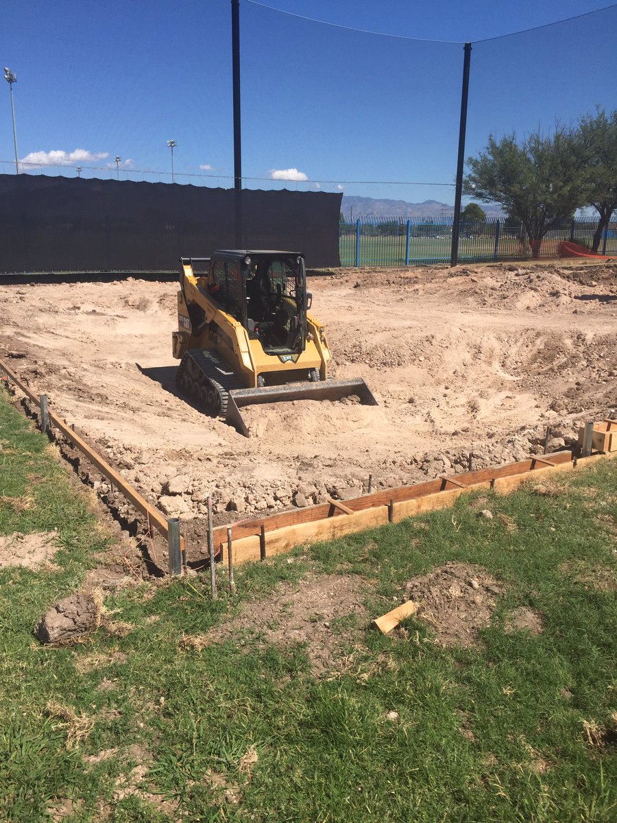 blue_devil_golf's tweet photo. I spy with my little eye a big ol' bunker starting to take shape. The experts are here @CelebrityGreens #movingdirt #almostready https://t.co/ffxiPGpjpy