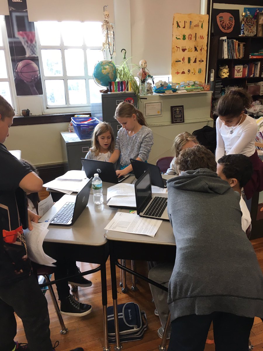 MsSchneider44's tweet image. TRS 6th graders collaborating with 3rd graders on the meaning of respect! What a great experience! #weekofrespect #weeworktogether #weecare
