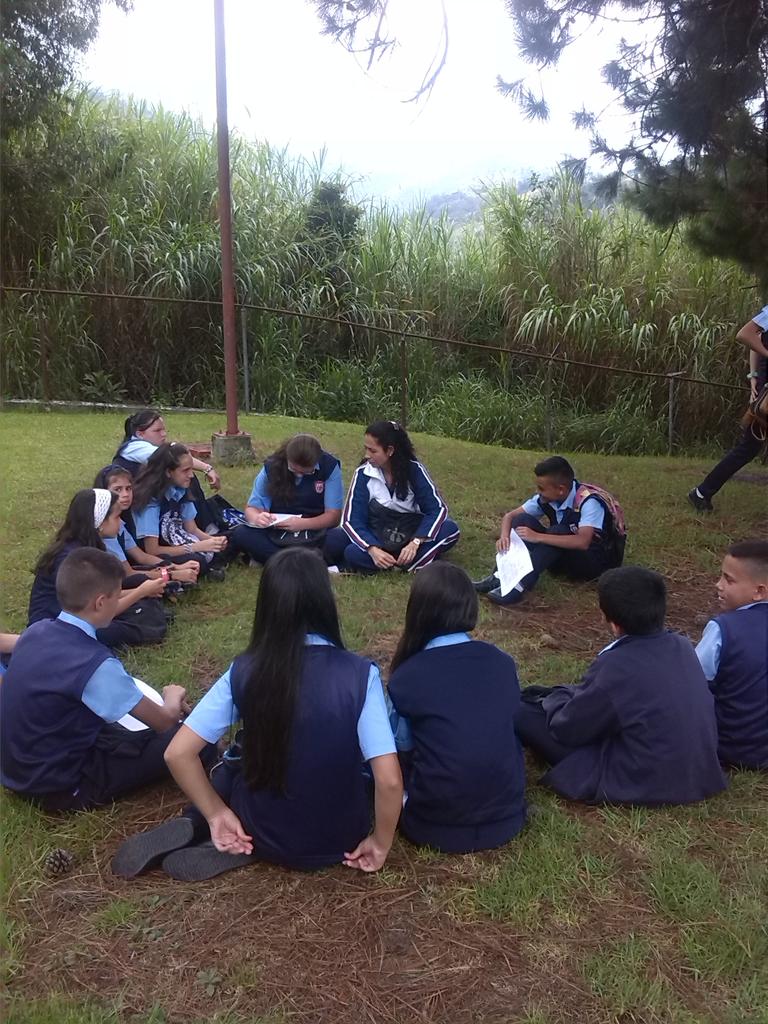 lnamd1968's tweet photo. Recibimiento de estudiantes de 1ero 2do y 3er año en el  AMD "En paz y alegria iniciamos el año escolar 2016-2017" https://t.co/zwKNiLGHkj