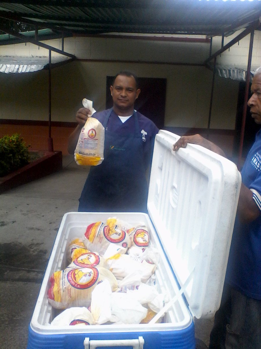 inassmiranda's tweet photo. @salainass  y el Presidente @NicolasMaduro  garantizan la alimentacion de nuestros adultos mayores @magallyvina https://t.co/502EnKXNHb