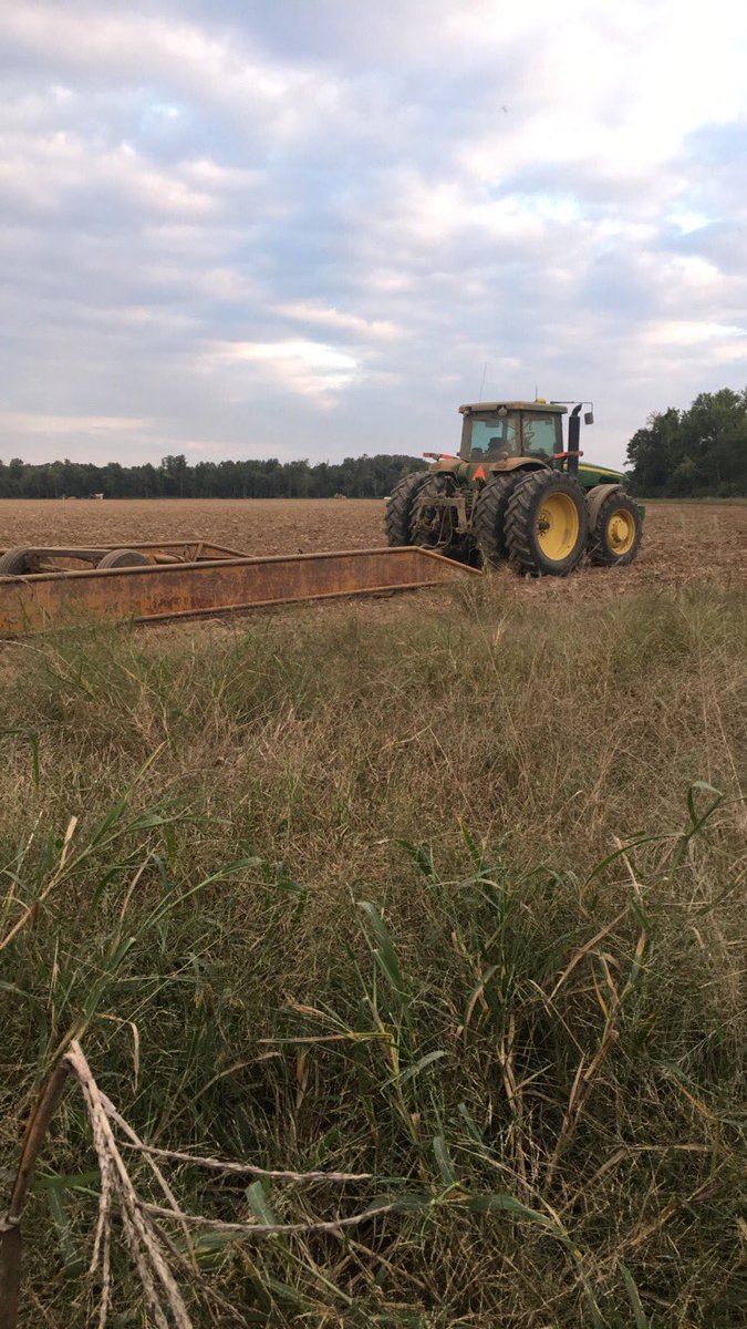 Sherri03Poole's tweet photo. Late night tractor rides are my favorite. Getting ready for #wheat17 https://t.co/U81en0Pc4l