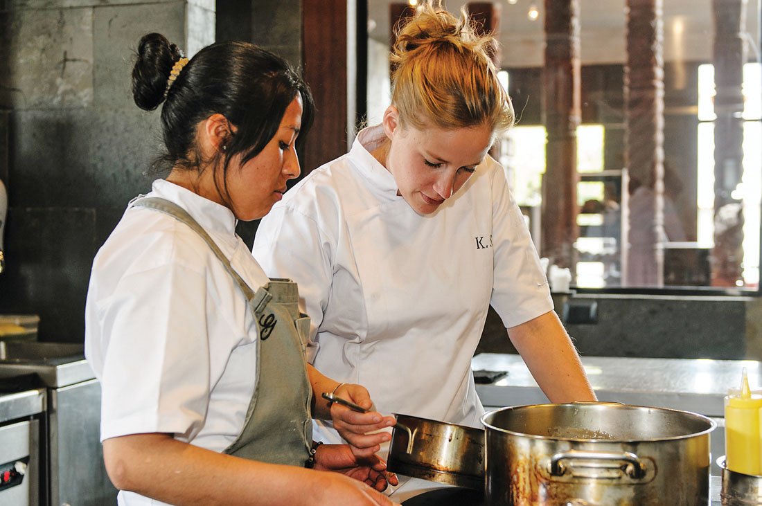 revista_paula's tweet photo. La danesa que cambio las mejores cocinas de Europa por una escuela de cocina de jóvenes en riesgo social, en Bolivia https://t.co/od8Sk7dcVs https://t.co/x6Hu60PX7U