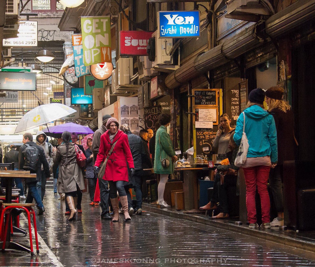jameskoonng's tweet photo. The lavish sets, magnificent costumes and jovial mood in the streets of @Melbourne never cease to mesmerise. Just like in a movie scene! https://t.co/THZBgHRxmQ