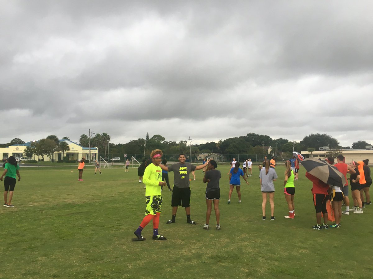 histteacherlady's tweet photo. RAIN or SHINE #JuniorPowderPuff #veronation #boomshack https://t.co/FjkgHuSfFB