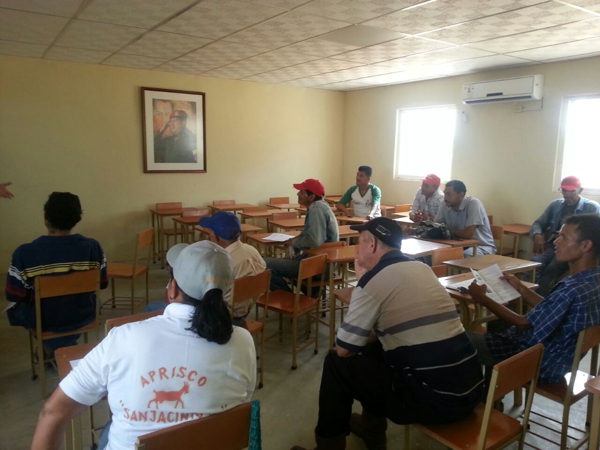 irtab_bolivar's tweet photo. Productores agropecuarios del eje comunal Orinoquia - La Ceiba, en formación con el IRTAB, para ser más productivos. https://t.co/7lJmYRtEsg