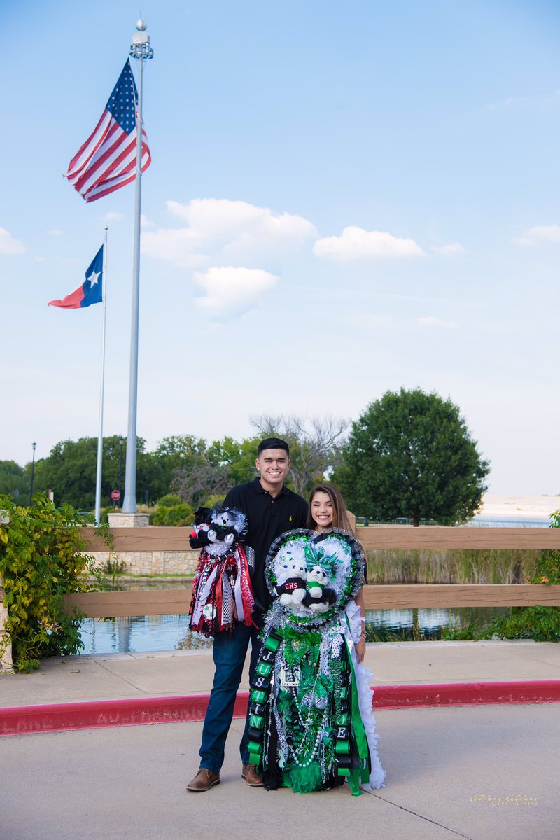 1VintageCouture's tweet photo. Texas football is in full affect!😘🏈 #TexasMums #FridayNightLights #TexasSchool #SouthlakeDragons  #CoppellHS https://t.co/8DjmpwIouX