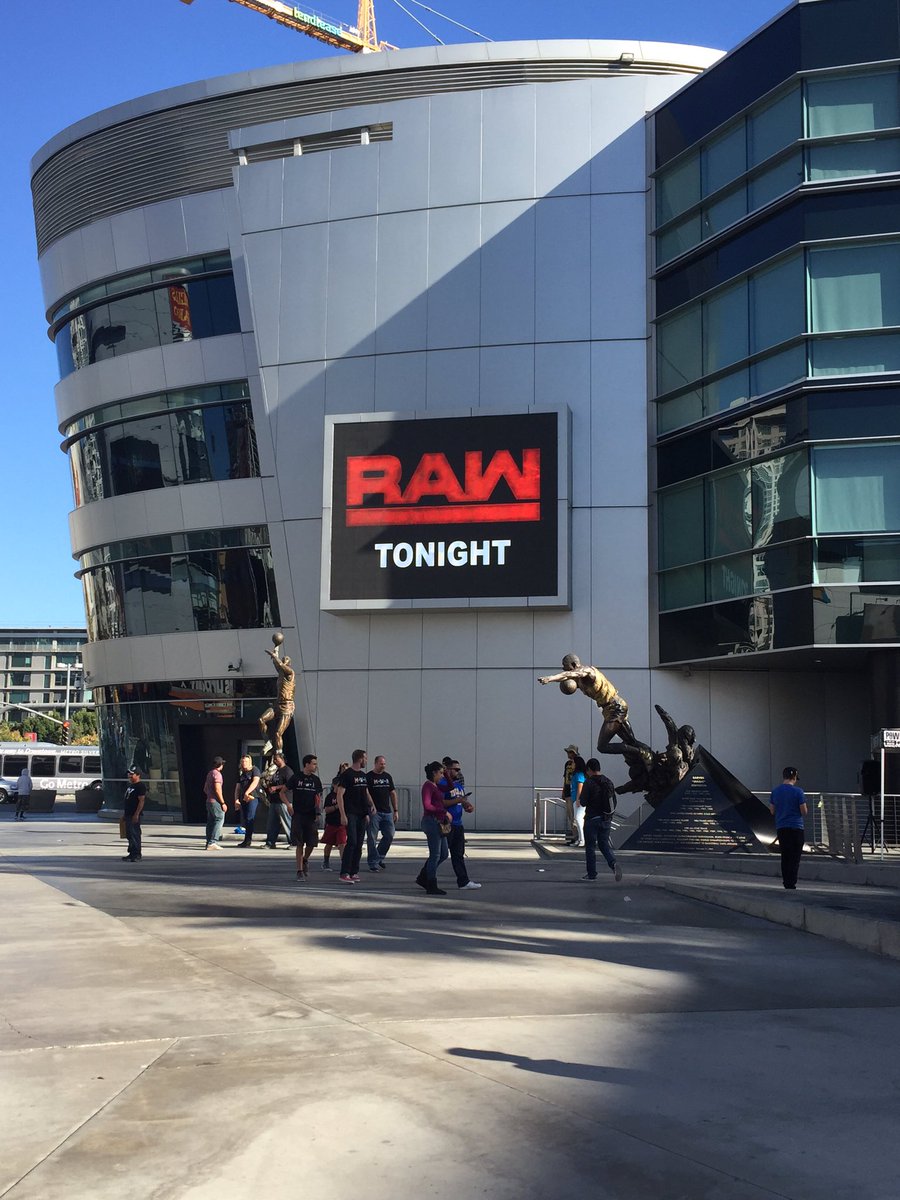 mikeyway's tweet photo. RAW TONIGHT https://t.co/D8ej4zh6ZR