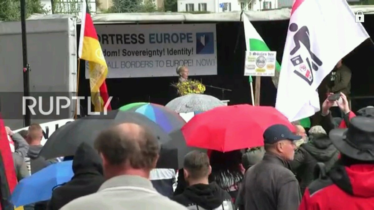 SvenIsHell's tweet photo. Federau (AfD) hetzt bei "Festung Europa" vor vielen rechten Hools. #noafd #nofortresseurope #Dresden #TdDE16 #dd0310 https://t.co/0bvdXspAaG