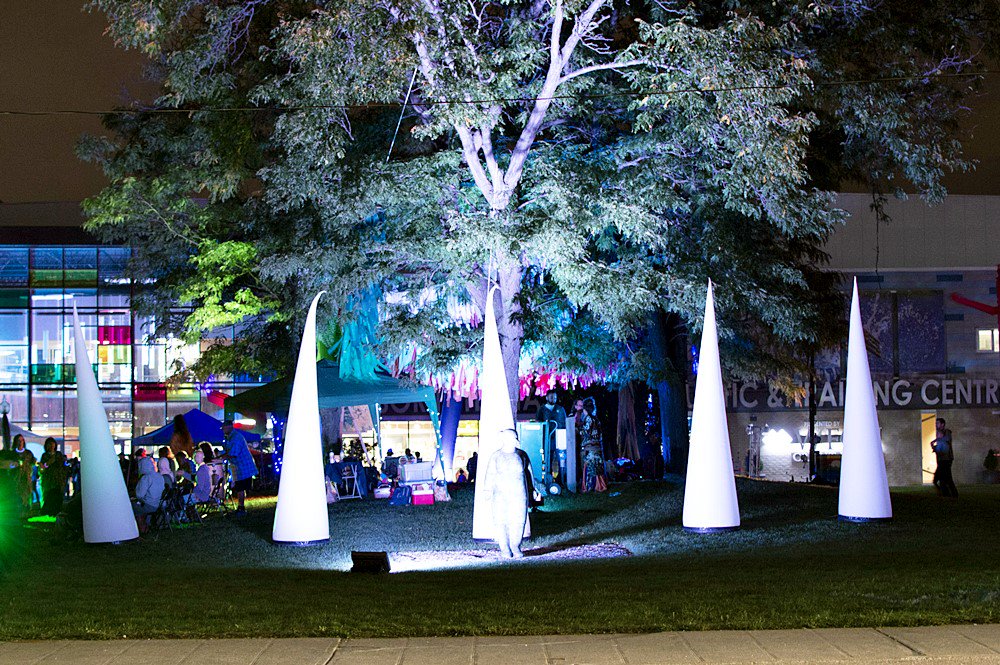 EyesOnWindsor's tweet photo. Here's 9 Photos From @CityWindsorON's #waves2016 Festival #YQG #IlluminatedArt https://t.co/GTkj7rP1WO https://t.co/HKb4lMzrtg