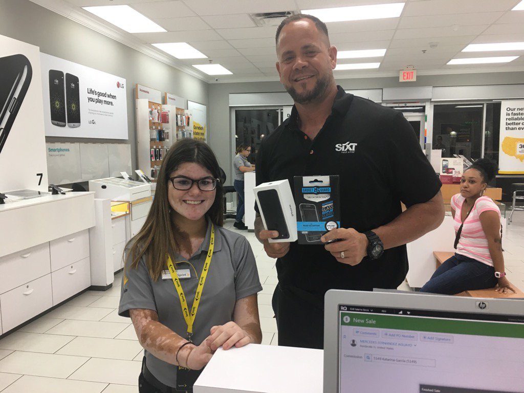 SPRINTPEM's tweet photo. Customer service at its finest over here in PEM. @SprintLana @clubric #IPHONE7 #sprint #wirelesslifestyle #BOOM https://t.co/w1jitOXROE