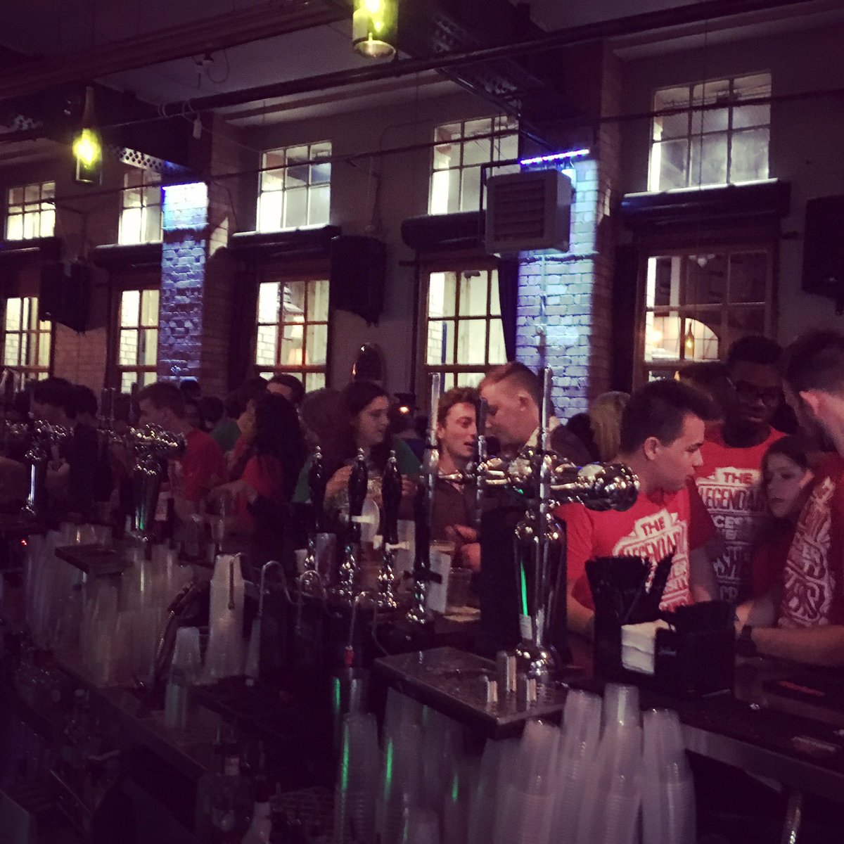 theparcelyardSB's tweet image. Great welcoming hundreds of @LeicsFreshers tonight on the Bar Crawl! #Freshers2016 #BarCrawl #Leicester