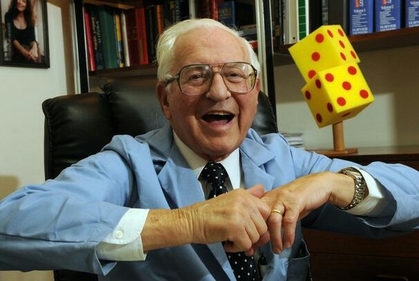 Know's tweet photo. A scientist cracked his knuckles on one hand for over 50 years to prove it did not cause Arthritis. https://t.co/Cus5S0Te5E