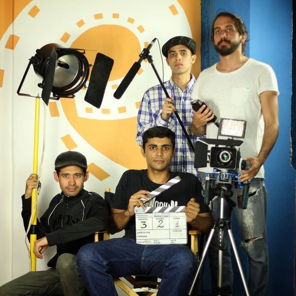arteyefectospro's tweet photo. #arteyefectospro Listos para hacer #cine del #bueno #cinevenezolano !! con @arteyefectospro @simeduar @alejandrocd… https://t.co/IcJrOhj6PK