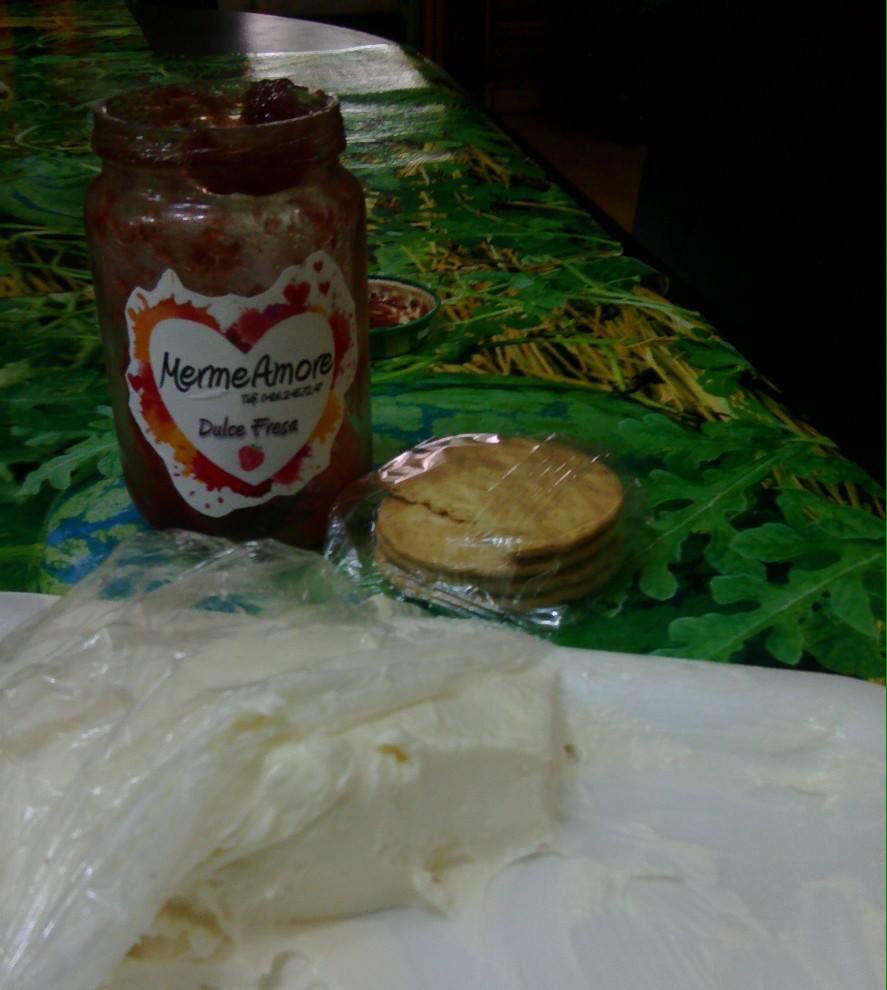 jhasmelly's tweet photo. #EnEsteDiaQuieroDecir que @mermeamore es la mejor mermelada artesanal hoy comiendo con queso crema y galleta María https://t.co/NmvrBhVIay